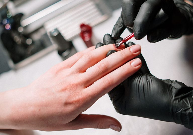 What’s The Difference Between Acrylic, Gel, & Shellac Nails?